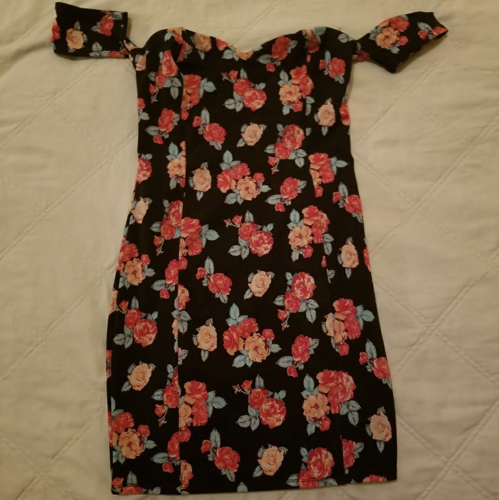 🌹Rose Bodycon Dress with side sleeves🌹